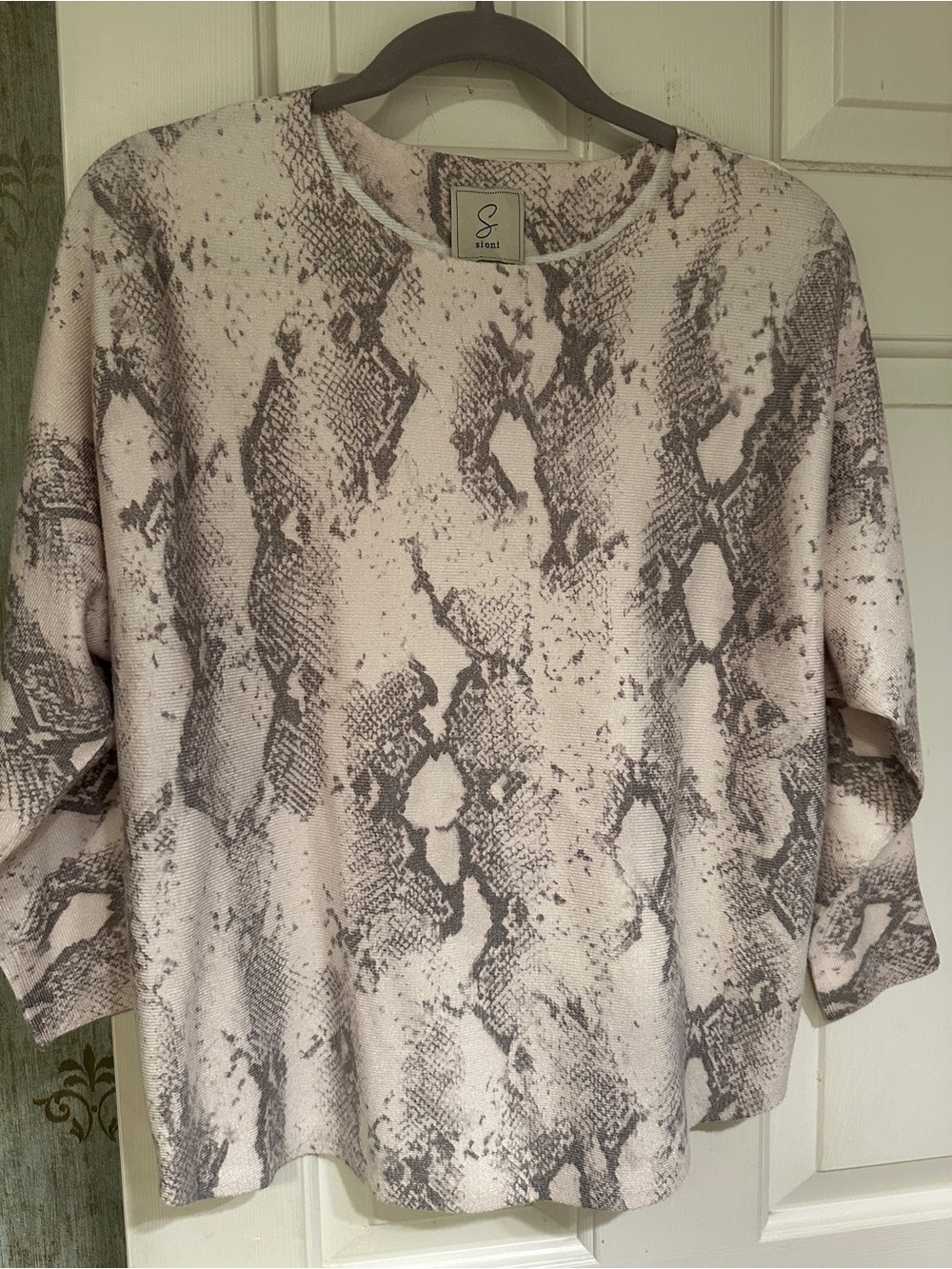 Taupe/gray and cream light sweater w 3/4 length sleeves